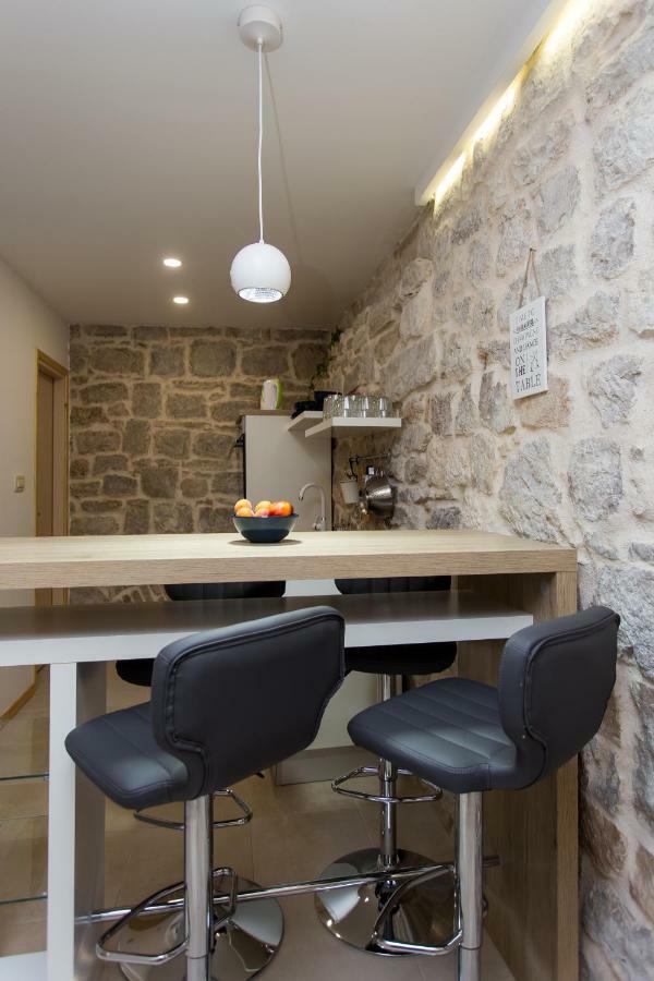 Studio Apartman "Brce" Каштела Екстер'єр фото