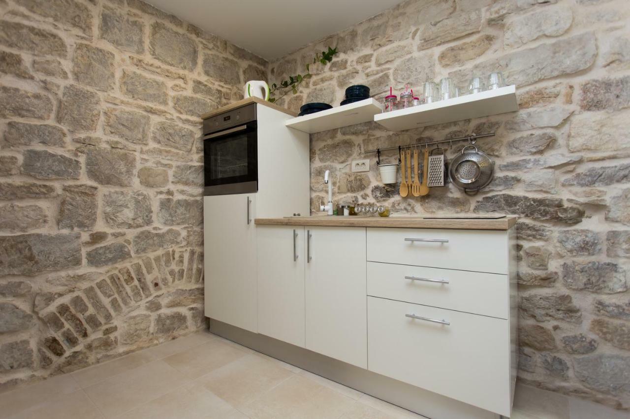Studio Apartman "Brce" Каштела Екстер'єр фото