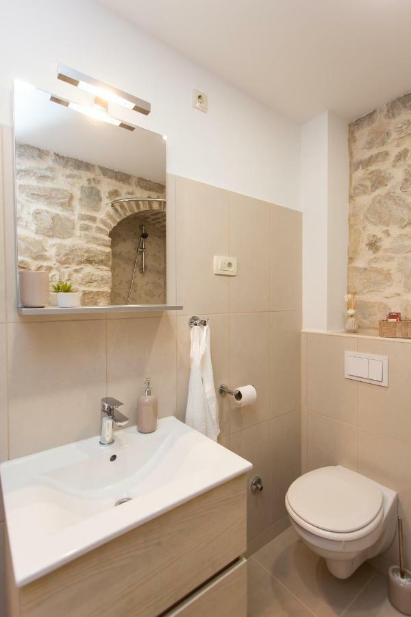 Studio Apartman "Brce" Каштела Екстер'єр фото