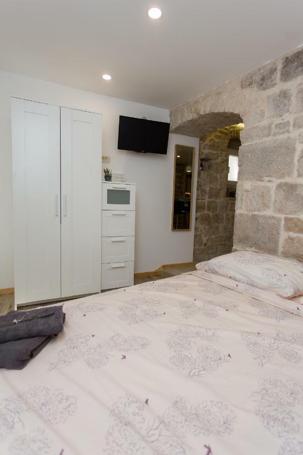 Studio Apartman "Brce" Каштела Екстер'єр фото