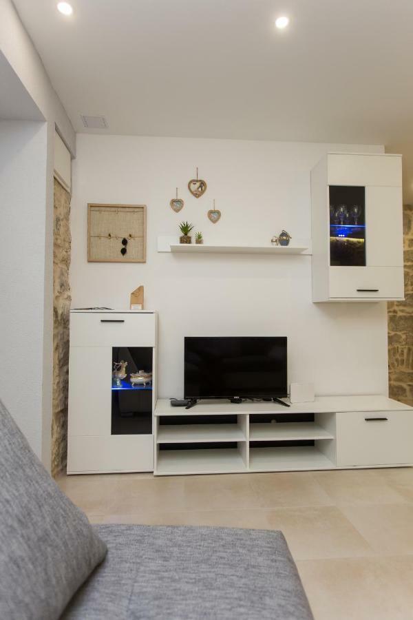 Studio Apartman "Brce" Каштела Екстер'єр фото
