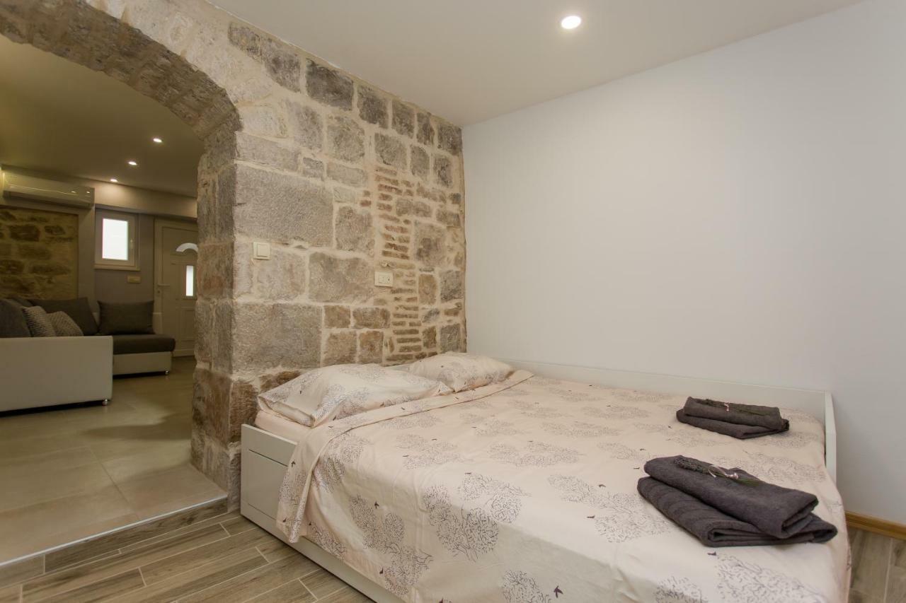 Studio Apartman "Brce" Каштела Екстер'єр фото