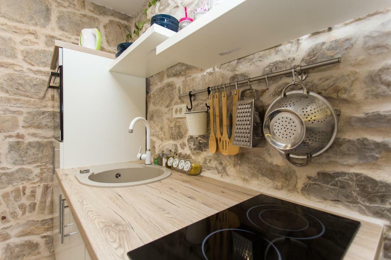 Studio Apartman "Brce" Каштела Екстер'єр фото