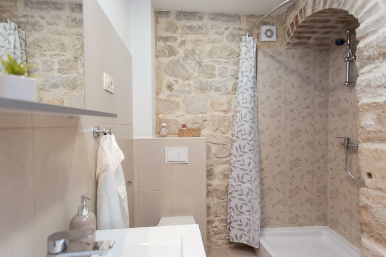 Studio Apartman "Brce" Каштела Екстер'єр фото